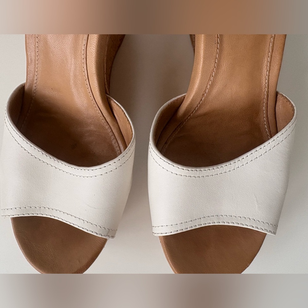 UGG White Platform Wedge Sandal with Beaded Ankle. Good condition size 8 - Picture 4 of 13
